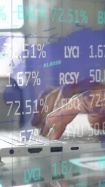 Afro-Amerikan iş adamının ofisinde veri işleme animasyonu. Küresel finans, iş, bağlantılar, hesaplama ve veri işleme kavramı dijital olarak oluşturulmuş video.