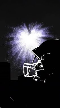 Şehir manzarası animasyonu ve Amerikalı erkek futbolcunun işaret ettiği havai fişekler. spor ve kutlama konsepti dijital olarak oluşturulmuş video.