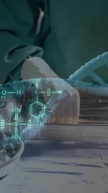 Hastanedeki kadın cerrah üzerinde DNA ipliği ve bilimsel veri işleme animasyonu. Küresel tıp, bilim, veri işleme ve dijital arayüz kavramı dijital olarak oluşturulmuş video.