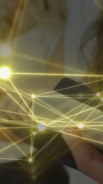 Tabletleri kullanarak çeşitli iş adamları üzerinden bağlantı ağının animasyonu. Küresel iş, ağlar, dijital arayüz, hesaplama ve veri işleme kavramı dijital olarak oluşturulmuş video.