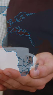 Kahve fincanının üzerinde veri işleme animasyonu. Küresel iş ve dijital arayüz kavramı dijital olarak oluşturulmuş video.