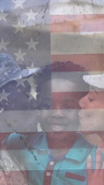 Oğlu Amerikan bayrağı üzerinde olan erkek ve kadın askerlerin animasyonu. Vatanseverlik, silahlı kuvvetler ve eve dönüş konsepti dijital olarak oluşturulmuş video.