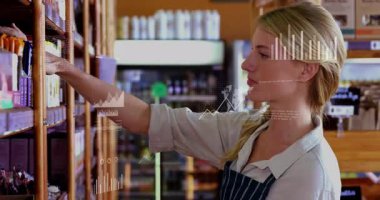 Tezgahtar kutuyu kaldırıyor ve envanter grafikleri güncellerken stokları değiştiriyor. Perakende satış, organizasyon, envanter, teknoloji, profesyonellik, çalışma alanı, verimlilik