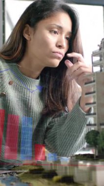 Bina modeli üzerinde çalışan kadın mimarın veri işlemesi. Mimari, tasarım, iş dünyası, veri, dijital arayüz, bağlantı ve iletişim dijital olarak oluşturulmuş video.