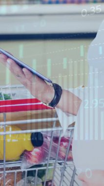 Tabletle alışveriş yapan beyaz bir kadının ellerinde finansal verilerin ve grafiklerin animasyonu. Alışveriş, gıda, finans ve ekonomi konsepti dijital olarak oluşturulmuş video.