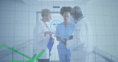 Tıbbi ekip tableti tıkırdatıyor ve koridordaki panoyu işaret ederken animasyon sağlık grafikleri yükseliyor. Sağlık, işbirliği, analitik, profesyonellik, teknoloji, tanı, veri görselleştirme