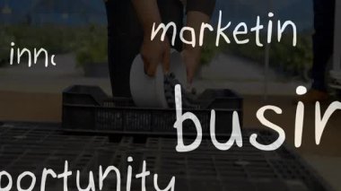 Hasat kovasını deviren, böğürtlenleri sandığa döken pazarlama terimleri iş planını gösteriyor. Tarım, üretim, hasat, üretkenlik, büyüme, doğal, kırsal