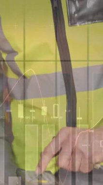 Depoda çalışan adamın veri işleme animasyonu. küresel sevkiyat, dağıtım ve bağlantılar konsepti dijital olarak oluşturulmuş video.