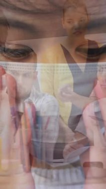 Koronavirüs Covid 19 'dan korunmak için maske takan Asyalı kadın animasyonu. Karantina karantinasında sosyal uzaklık ve kişisel izolasyon dijital kompozit.