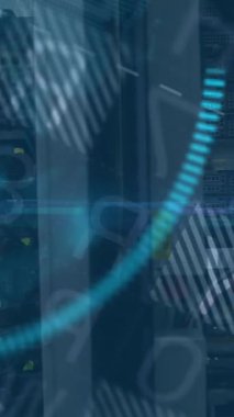 Sunucu odasında küresel ve finansal veri işleme animasyonu. küresel iş, finans ve dijital arayüz kavramı dijital olarak oluşturulmuş video.