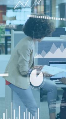 Ofiste çalışan çeşitli iş adamlarının veri işleme animasyonları. Küresel iş, finans ve dijital arayüz kavramı dijital olarak oluşturulmuş video.