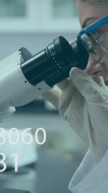 Covid 19 Coronavirus vakalarının animasyonu mikroskop kullanarak laboratuvar önlüğü giyen kadın bilim adamının üzerinde büyüyor. Global Covid 19 salgın konsepti dijital olarak oluşturulmuş görüntü.