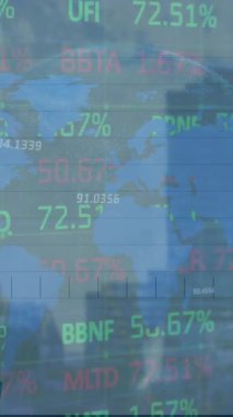 Şehirdeki finansal veri işleme animasyonu. Küresel finans, iş, bağlantılar, hesaplama ve veri işleme kavramı dijital olarak oluşturulmuş video.