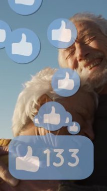 Konuşma baloncuğunun animasyonu. Kafkasyalı yaşlı çiftin birbirlerine sarılması gibi. Sosyal medya ağ teknolojisi kavramı