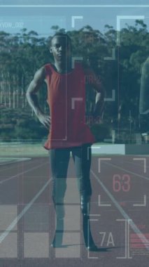Yarış pistinde koşan engelli bir erkek sporcunun dijital veri işleme animasyonu. global spor, rekabet, engellilik ve dijital arayüz kavramı dijital olarak oluşturulmuş video.