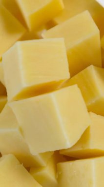 Beyaz arka planda peynir animasyonu. yiyecek ve içecek konsepti dijital olarak üretilen video.