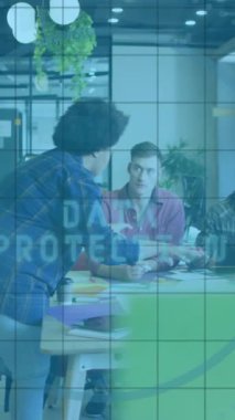 Ofiste çalışan çeşitli iş adamları üzerinde finansal veri işleme animasyonu. Küresel iş, finans ve dijital arayüz kavramı dijital olarak oluşturulmuş video.