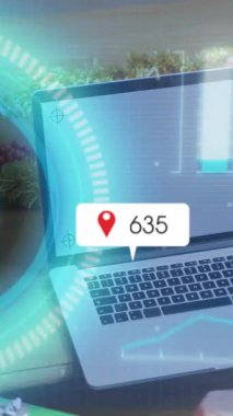 Kapsam taraması ve sosyal medya simgelerinin arabanın üzerinde canlandırılması. Küresel finans parası ve nakit ödeme yok güvenlik konsepti dijital olarak oluşturulmuş video.