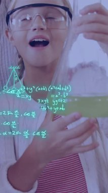 Çeşitli okul çocukları üzerinde denklem ve veri işleme animasyonları. Küresel eğitim, öğrenim, okul, dijital arayüz ve dijital olarak oluşturulan veri işleme kavramı.