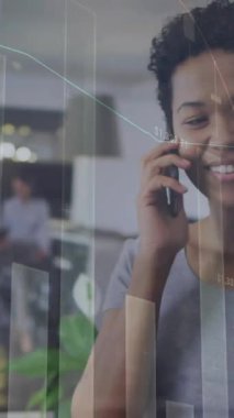 Video kulaklığı kullanan iş adamının dijital simgelerinin animasyonu. Küresel iş bağlantıları dijital arayüz ve teknoloji konsepti dijital olarak oluşturulmuş video.