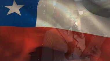 Şeffaf Liberya bayrağı, ajanın cep telefonunu kaldırdığını, iş görüşmeleri için akıllı telefonla hokkabazlık yaptığını gösteriyor. Vatanseverlik, iletişim, profesyonellik, modern, kurumsal, teknoloji, çeşitlilik