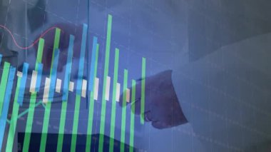 Kıdemli araştırmacının laboratuvar topuzuna dönüşmesi, analiz için güncellenen bar çizelgelerini gösteriyor. Bilim adamı, yenilik, analitik, veri görselleştirme, kesinlik, laboratuvar, bilim