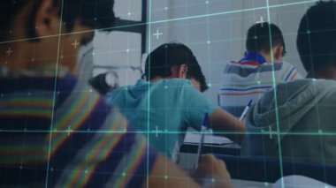 Kamera görüntüsü olarak yazan öğrenciler, gençlerin bakışlarını ve eğitimdeki gülümsemelerini kaydediyor. Sınıf arkadaşları, eğitim, analiz, dijital, gençlik, odak, konsantrasyon