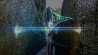 İki kız kardeş plaj yarığından çıkıyor ve şamandıraları saran teknoloji halkalarını çalıştırıyor. Macera, keşif, arkadaşlık, teknoloji, holografik, sahil, açık hava