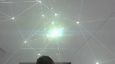 Doktorlar pano belgelerini incelerken ve tartışırken titreşimli ağ kaplamasına tepki veriyorlar. Tıbbi, işbirliği, fütüristik, teknoloji, sağlık, profesyonel, yenilik