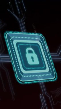 Siyah arkaplanda bilgisayar devre kartı olan asma kilit simgesi üzerinde veri işleme animasyonu. Küresel teknoloji, bilgisayar ve dijital arayüz kavramı dijital olarak oluşturulmuş video.