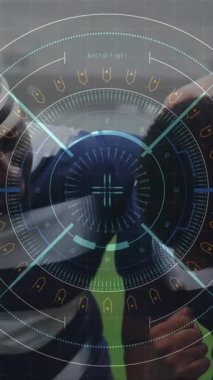 Rugby oyuncuları üzerinde dönen güvenli kilitle dijital arayüzün animasyonu. dijital veri güvenliği teknolojisi ve spor konsepti dijital olarak oluşturulmuş animasyon