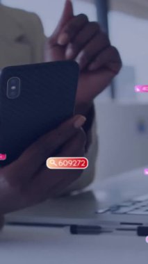 Ofiste akıllı telefon kullanan Afro-Amerikan iş kadınının veri işleme animasyonu. Küresel finans, iş ve veri işleme kavramı dijital olarak oluşturulmuş video.