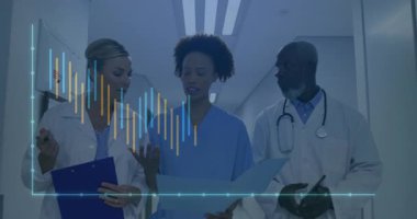 Tıbbi ekip koridorunda hasta verilerini inceliyor. Hayati düşüş eğilimleri gösteren çizelgeleri inceliyor. Sağlık, işbirliği, veri görselleştirme, klinik, profesyonellik, bilgi analizi, tıbbi personel