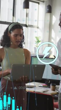 Çoklu grafik animasyonu, değişen numaralar, simgeler, raporları tartışan çeşitli iş arkadaşları. Dijital bileşik, çoklu pozlama, iş, büyüme, fikir, planlama, takım çalışması ve teknoloji kavramı.