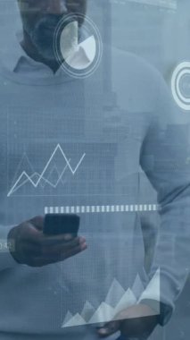 Grafik animasyonu, barlar, daireler, cep telefonuyla konuşan yaşlı Afro-Amerikan adam. Dijital bileşik, çoklu pozlama, rapor, iş, ilerleme, emeklilik ve teknoloji kavramı.