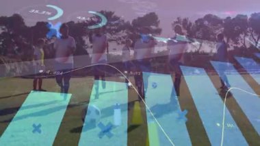 Yedi bayan futbolcu spor analizi turtası ya da bar çizelgesi gösteriyorlar. Atletizm, takım, performans, veri görselleştirme, fitness, açık hava, rekabetçi