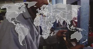 Kameralar, teknisyenlerin işletim makinelerini küresel üretimi gösteren şeffaf bir dünya haritası olarak gösteriyor. Sanayi, imalat, takım çalışması, teknoloji, mühendislik, hassasiyet, dayanıklılık