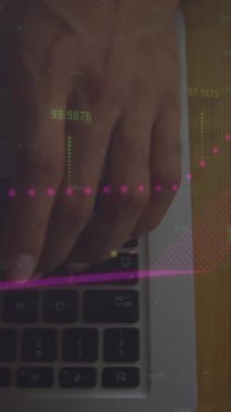 Bilgisayarı kullanan bir adamın orta bölümünün genel bakış açısıyla finansal veri işleme animasyonu. Küresel finans ve iş teknolojisi kavramı