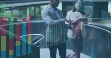 İş arkadaşları şirket avlusunda yürür, dosyaları inceler, akıllı telefonları incelerken animasyon veri grafikleri zayıflar. İş, işbirliği, takım çalışması, analiz, girişim, yenilik, profesyonel