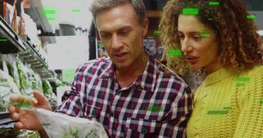 Çift çanta kaldırma beslenme kontrolü, perakende koridorunda büyüyen yeşil verileri izlemek. Sağlıklı beslenme, market alışverişi, dijital bilgi, tüketim, tazelik, teknoloji, günlük yaşam tarzı