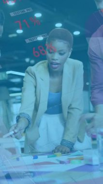 Ofiste toplanan çeşitli iş adamlarının finansal veri işleme animasyonları. Küresel iş, finans ve dijital arayüz kavramı dijital olarak oluşturulmuş video.