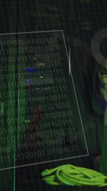 Sunucu odasındaki Asyalı erkek hackerın veri işleme ve diyagramlarının animasyonu. Teknoloji, iş ve dijital arayüz kavramı dijital olarak oluşturulmuş video.