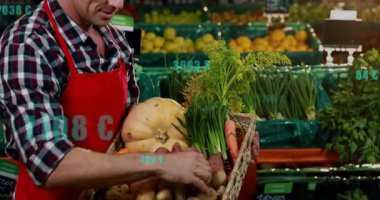 Tezgahtar sepetteki havuç ve soğanları düzeltip kabak brokolisini gözler önüne serecek, kameraya gülümseyecek. Taze ürün, market alışverişi, çiftçi pazarı, sağlıklı yaşam tarzı, organik sebzeler, perakende satış, tarım