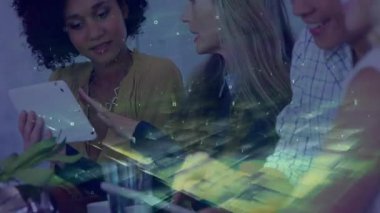 Tabletteki proje tablosuna işaret eden ortanca meslektaş, yazı yazma ve kafa sallama kararına neden oluyor. İşbirliği, takım çalışması, yenilik, profesyonel, modern, iletişim, beyin fırtınası