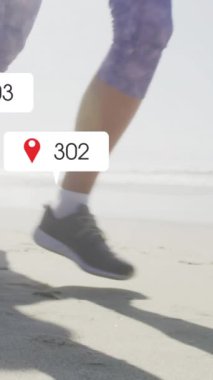 Plajda koşan kadınlar hakkında sosyal medya bildirimleri. Sosyal medya, olumlu duygular, refah ve iletişim ağı konsepti, dijital olarak oluşturulmuş video.