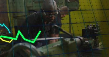 Fabrika makinisti torna kontrollerini ayarlıyor, ızgara kaplamasını başlatıyor ve verileri takip ediyor. Sanayi, zanaat, kesinlik, otomasyon, mühendislik, imalat, teknik