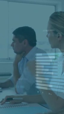 Muhtelif meslektaşların ofiste toplanması üzerine finansal veri işleme animasyonu. Küresel iş, finans, bilgisayar, iletişim ve dijital arayüz kavramı dijital olarak oluşturulmuş video.