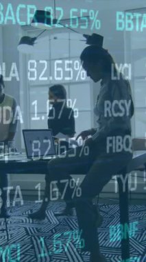 Ofiste konuşan çeşitli iş adamlarının veri işleme animasyonları. Küresel iş ve dijital arayüz kavramı dijital olarak oluşturulmuş video.