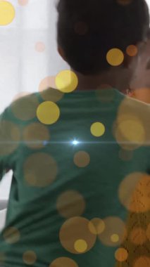 Afro-Amerikan anne ve çocukların gülümsediği sahnelerin animasyonu. Aile ve dijital arayüz kavramı dijital olarak oluşturulmuş video.