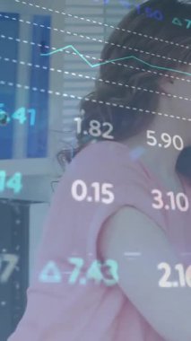 Kadın doktor ve hasta hakkında veri işleme ve istatistiklerin animasyonu. tıp, dijital arayüz ve veri işleme kavramı dijital olarak oluşturulmuş video.